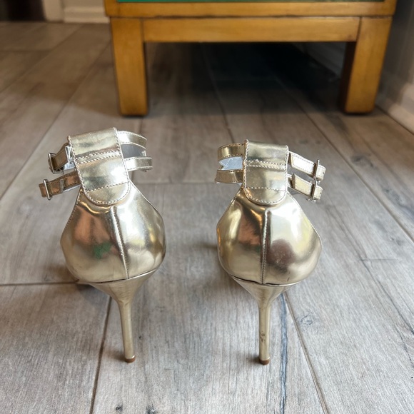 Manolo Blahnik heels. Gold metallic. - Picture 4 of 7